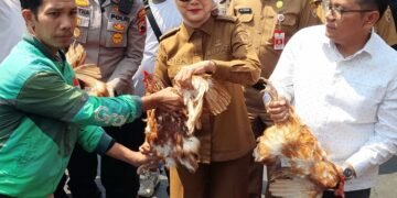 Bupati Kendal Temui Massa Demo Peternak Ayam, Janji Kawal Aspirasi ke Pusat 10 Bupati Kendal, Dyah Kartika Permanasari, saat menemui para peternak ayam yang menggelar aksi damai di Alun-alun Kendal, Senin, 10 Agustus 2026. (Anik Kustiani/Lingkarjateng.id)