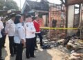 Bupati Kendal, Dyah Kartika Permanasari, meninjau rumah warga yang terbakar di Desa Kedungasri, Kecamatan Ringinarum, Kabupaten Kendal, Rabu sore, 12 Agustus 2026. (Anik Kustiani/Lingkarjateng.id)