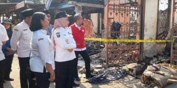 Bupati Kendal, Dyah Kartika Permanasari, meninjau rumah warga yang terbakar di Desa Kedungasri, Kecamatan Ringinarum, Kabupaten Kendal, Rabu sore, 12 Agustus 2026. (Anik Kustiani/Lingkarjateng.id)