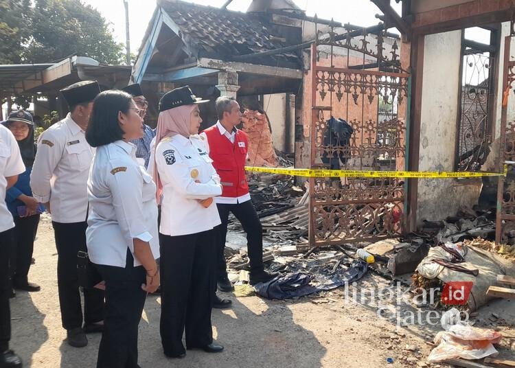 Bupati Kendal, Dyah Kartika Permanasari, meninjau rumah warga yang terbakar di Desa Kedungasri, Kecamatan Ringinarum, Kabupaten Kendal, Rabu sore, 12 Agustus 2026. (Anik Kustiani/Lingkarjateng.id)