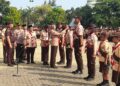 Bupati Kendal Lantik 2.503 Pramuka Garuda, Dorong Amalkan Satya-Darma 35 Bupati Kendal, Dyah Kartika Permanasari, mengalungkan medali kepada anggota Pramuka Garuda dalam pelantikan di Alun-alun Kendal, Sabtu, 1 Agustus 2026. (Anik Kustiani/Lingkarjateng.id)