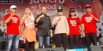Bupati Kendal, Dyah Kartika Permanasari, membuka event Juwero Food Festival di Lapangan Sepak Bola Desa Triharjo, Kecamatan Gemuh, Minggu, 16 Agustus 2026. (Anik Kustiani/Lingkarjateng.id)