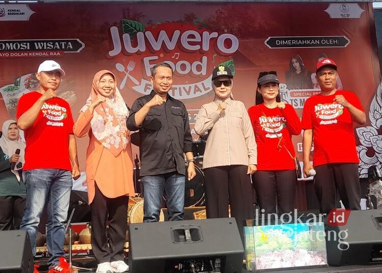 Bupati Kendal, Dyah Kartika Permanasari, membuka event Juwero Food Festival di Lapangan Sepak Bola Desa Triharjo, Kecamatan Gemuh, Minggu, 16 Agustus 2026. (Anik Kustiani/Lingkarjateng.id)