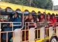 Bupati Kendal, Dyah Kartika Permanasari, naik odong-odong saat pimpin Karnaval Kemerdekaan Kabupaten Kendal 2026 di Kecamatan Weleri, Sabtu, 22 Agustus 2026. (Anik Kustiani/Lingkarjateng.id)