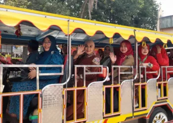 Bupati Kendal, Dyah Kartika Permanasari, naik odong-odong saat pimpin Karnaval Kemerdekaan Kabupaten Kendal 2026 di Kecamatan Weleri, Sabtu, 22 Agustus 2026. (Anik Kustiani/Lingkarjateng.id)