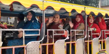Bupati Kendal, Dyah Kartika Permanasari, naik odong-odong saat pimpin Karnaval Kemerdekaan Kabupaten Kendal 2026 di Kecamatan Weleri, Sabtu, 22 Agustus 2026. (Anik Kustiani/Lingkarjateng.id)