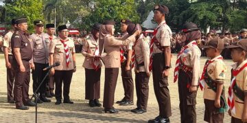 Bupati Kendal Lantik 2.503 Pramuka Garuda, Dorong Amalkan Satya-Darma 10 Bupati Kendal, Dyah Kartika Permanasari, mengalungkan medali kepada anggota Pramuka Garuda dalam pelantikan di Alun-alun Kendal, Sabtu, 1 Agustus 2026. (Anik Kustiani/Lingkarjateng.id)