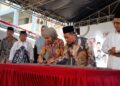 Bupati Kendal Resmikan Gedung SMP Sains El Masruri dan MDTU NU Nurul Huda di Rejosari 36 Bupati Kendal, Dyah Kartika Permanasari, saat menandatangani prasasti peresmian Gedung SMP Sains El Masruri dan MDTU NU Nurul Huda di Desa Rejosari, Kecamatan Kangkung, Kabupaten Kendal, Minggu, 2 Agustus 2026. (Anik Kustiani/Lingkarjateng.id)