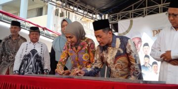 Bupati Kendal Resmikan Gedung SMP Sains El Masruri dan MDTU NU Nurul Huda di Rejosari 11 Bupati Kendal, Dyah Kartika Permanasari, saat menandatangani prasasti peresmian Gedung SMP Sains El Masruri dan MDTU NU Nurul Huda di Desa Rejosari, Kecamatan Kangkung, Kabupaten Kendal, Minggu, 2 Agustus 2026. (Anik Kustiani/Lingkarjateng.id)
