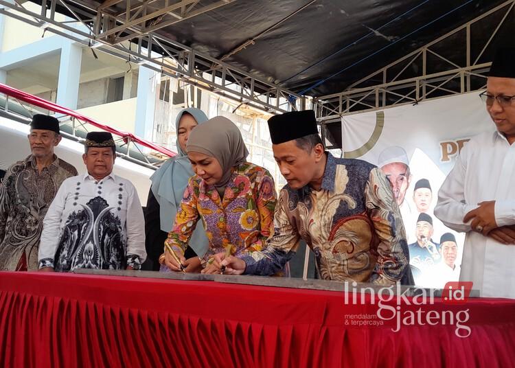 Bupati Kendal, Dyah Kartika Permanasari, saat menandatangani prasasti peresmian Gedung SMP Sains El Masruri dan MDTU NU Nurul Huda  di Desa Rejosari, Kecamatan Kangkung, Kabupaten Kendal, Minggu, 2 Agustus 2026. (Anik Kustiani/Lingkarjateng.id)