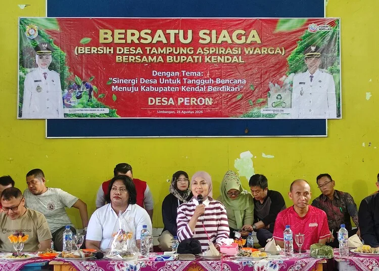 Bupati Kendal, Dyah Kartika Permanasari, saat menghadiri kegiatan Bersatu Siaga (Bersih Desa Tampung Aspirasi Warga) di Desa Peron, Selasa, 25 Agustus 2026. (Anik Kustiani/Lingkarjateng.id)