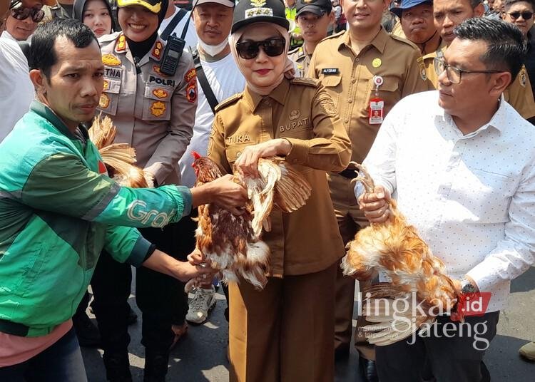 Bupati Kendal, Dyah Kartika Permanasari, saat menemui para peternak ayam yang menggelar aksi damai di Alun-alun Kendal, Senin, 10 Agustus 2026. (Anik Kustiani/Lingkarjateng.id)