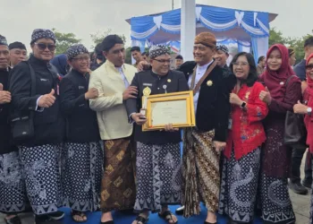 Bupati Semarang Ngesti Nugraha berfoto dengan Gubernur dan Wakil Gubernur Jawa Tengah usai upacara Hari Jadi ke-81 Jawa Tengah di Alun-alun Kidul Kabupaten Boyolali, Rabu, 19 Agustus 2026. (Diskominfo Kab. Semarang/Lingkarjateng.id)