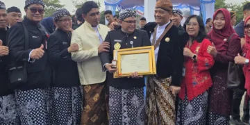 Bupati Semarang Ngesti Nugraha berfoto dengan Gubernur dan Wakil Gubernur Jawa Tengah usai upacara Hari Jadi ke-81 Jawa Tengah di Alun-alun Kidul Kabupaten Boyolali, Rabu, 19 Agustus 2026. (Diskominfo Kab. Semarang/Lingkarjateng.id)