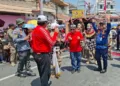 Bupati Semarang, Ngesti Nugraha, ikut menari bersama kontingen Pawai Pembangunan Kabupaten Semarang 2026 di Kecamatan Ambarawa, Minggu, 30 Agustus 2026. (Hesty Imaniar/Lingkarjateng.id)