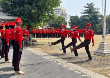 Para Capaskibraka mengikuti latihan dalam Pusdiklat di Alun-alun Kendal, Selasa, 4 Agustus 2026. (Anik Kustiani/Lingkarjateng.id)