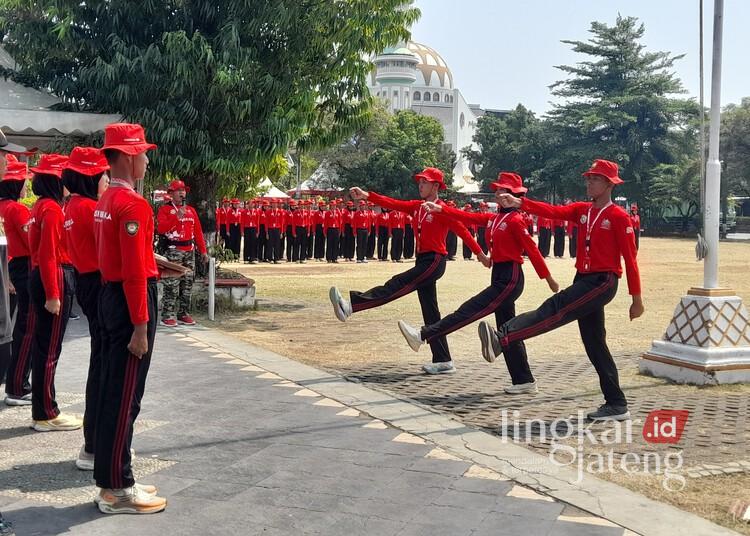 Para Capaskibraka mengikuti latihan dalam Pusdiklat di Alun-alun Kendal, Selasa, 4 Agustus 2026. (Anik Kustiani/Lingkarjateng.id)