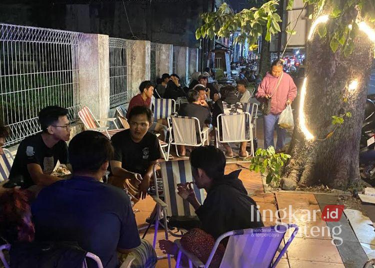 Suasana coffee street di kawasan Jalan Jenderal Soedirman Kabupaten Kudus pada Selasa, 4 Agustus 2026. (Fahtur Rohman/Lingkarjateng.id)