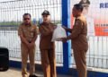 Bupati Kendal, Dyah Kartika Permanasari (tengah), bersama Kepala Dinas Kelautan dan Perikanan (DKP) Hudi Sambodo serah terima benih ikan untuk ditebar di embung Desa Ngerjo, Kecamatan Ringinarum, Senin, 10 Agustus 2026. (Anik Kustiani/Lingkarjateng.id)