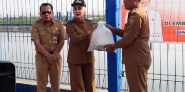Bupati Kendal, Dyah Kartika Permanasari (tengah), bersama Kepala Dinas Kelautan dan Perikanan (DKP) Hudi Sambodo serah terima benih ikan untuk ditebar di embung Desa Ngerjo, Kecamatan Ringinarum, Senin, 10 Agustus 2026. (Anik Kustiani/Lingkarjateng.id)