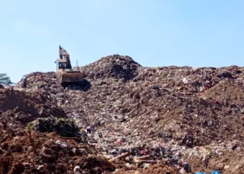 ILUSTRASI: Alat berat menata tumpukan sampah di TPA Ngronggo, Kumpulrejo, Argomulyo, Salatiga, baru-baru ini. (Angga Rosa/Lingkarjateng.id)
