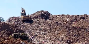 ILUSTRASI: Alat berat menata tumpukan sampah di TPA Ngronggo, Kumpulrejo, Argomulyo, Salatiga, baru-baru ini. (Angga Rosa/Lingkarjateng.id)