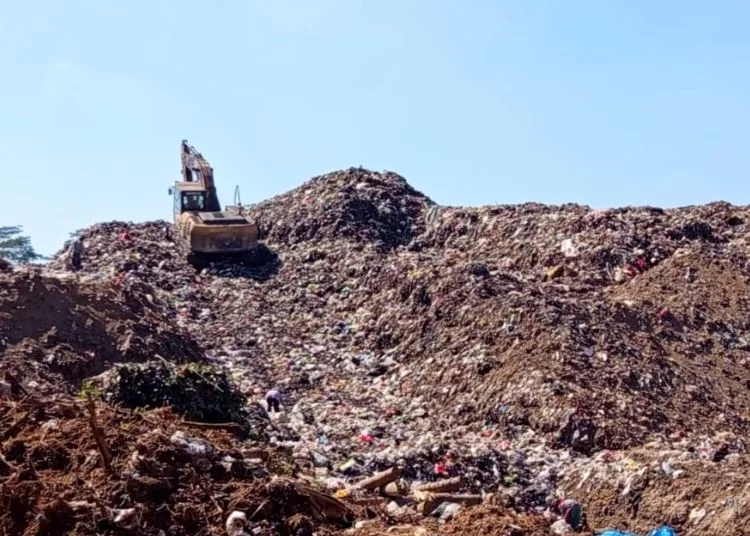 ILUSTRASI: Alat berat menata tumpukan sampah di TPA Ngronggo, Kumpulrejo, Argomulyo, Salatiga, baru-baru ini. (Angga Rosa/Lingkarjateng.id)