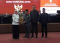 Ketua DPRD Kendal, Mahfud Sodiq, bersama wakil ketua dan Bupati Kendal, Dyah Kartika Permanasari, menunjukkan dokumen nota kesepakatan KUA PPAS 2027 dalam rapat paripurna, Rabu, 12 Agustus 2026. (Anik Kustiani/Lingkarjateng.id)