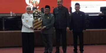 Ketua DPRD Kendal, Mahfud Sodiq, bersama wakil ketua dan Bupati Kendal, Dyah Kartika Permanasari, menunjukkan dokumen nota kesepakatan KUA PPAS 2027 dalam rapat paripurna, Rabu, 12 Agustus 2026. (Anik Kustiani/Lingkarjateng.id)