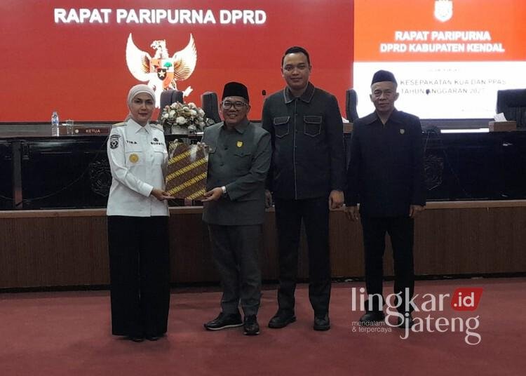 Ketua DPRD Kendal, Mahfud Sodiq, bersama wakil ketua dan Bupati Kendal, Dyah Kartika Permanasari, menunjukkan dokumen nota kesepakatan KUA PPAS 2027 dalam rapat paripurna, Rabu, 12 Agustus 2026. (Anik Kustiani/Lingkarjateng.id)