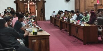 DPRD Pati menerima audiensi Asosiasi Peternak Pati di ruang sidang paripurna, Selasa, 18 Agustus 2026. (Lingkarjateng Group Network/Lingkarjateng.id)
