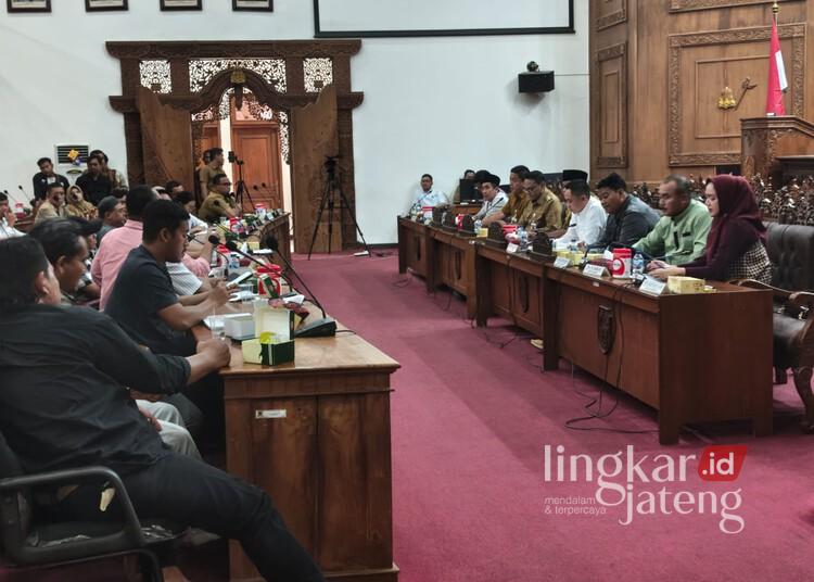 DPRD Pati menerima audiensi Asosiasi Peternak Pati di ruang sidang paripurna, Selasa, 18 Agustus 2026. (Lingkarjateng Group Network/Lingkarjateng.id)