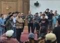 Massa AMPB berdialog dengan pimpinan dan anggota DPRD Pati, Kamis malam, 13 Agustus 2026. (Lingkarjateng Group Network/Lingkarjateng.id)