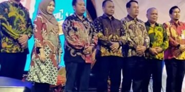 Ketua Komisi D DPRD Pati, Teguh Bandang Waluyo (ketiga kiri), saat penutupan pekan kreasi pada Rabu, 5 Agustus 2026. (dok Lingkarjateng.id)