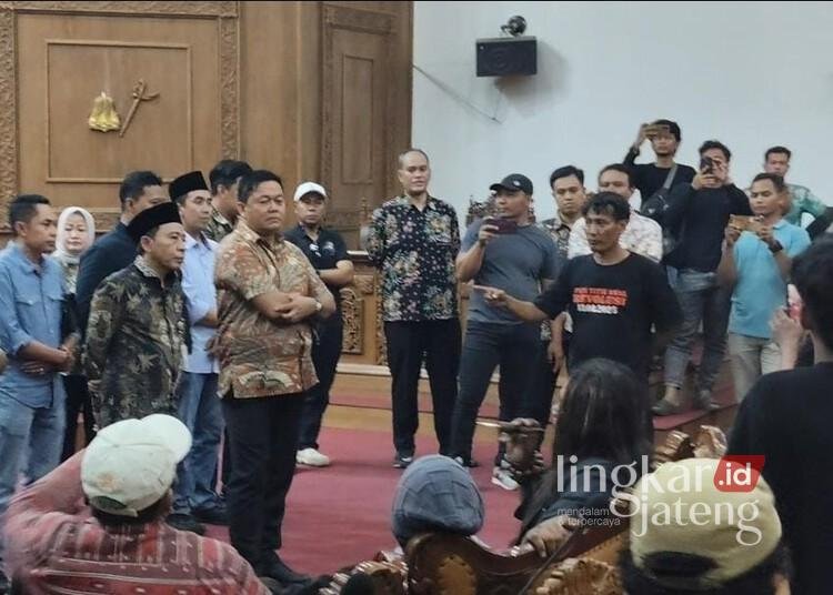 Demo Reuni AMPB: Penyegelan, Penyanderaan DPRD, hingga Satreskrim Polresta Pati Turun Tangan, Sikap Plt Bupati Chandra Disorot 25 Massa AMPB berdialog dengan pimpinan dan anggota DPRD Pati, Kamis malam, 13 Agustus 2026. (Lingkarjateng Group Network/Lingkarjateng.id)
