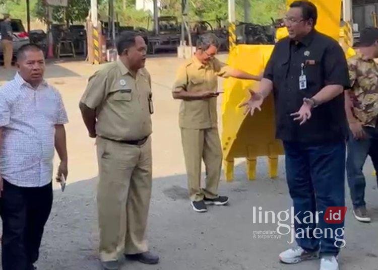 DPUTR Punya 2 Ekskavator Baru, Dewan Pati Dorong Normalisasi Sungai Silugonggo 25 Ketua Komisi C DPRD Kabupaten Pati, Joni Kurnianto (kanan), melihat hasil pengadaan ekskavator milik Dinas Pekerjaan Umum dan Penataan Ruang (DPUTR) pada Rabu, 12 Agustus 2026. (dok for Lingkarjateng.id)