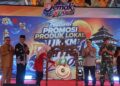 Bupati Demak, Eisti’anah, membuka gelaran Demak Expo 2026 secara simbolis dengan pemukulan gong di Sport Center Demak, Kamis, 6 Agustus 2026. (M. Burhanuddin Aslam/Lingkarjateng.id)