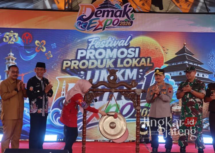 Bupati Demak, Eisti’anah, membuka gelaran Demak Expo 2026 secara simbolis dengan pemukulan gong di Sport Center Demak, Kamis, 6 Agustus 2026. (M. Burhanuddin Aslam/Lingkarjateng.id)