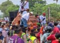 Demo Peternak Ayam Juga Terjadi di Pekalongan, Tuntut Harga Telur dan Pakan Distabilkan 35 Para peternak ayam petelur Kabupaten Pekalongan membagikan ayam gratis kepada warga di Jalan Mandurorejo, Kajen, Senin, 10 Agustus 2026. (Fahri Akbar/Lingkarjateng.id)
