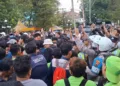 Massa mahasiswa yang tergabung dalam BEM Semarang Raya menggelar aksi demo di Jalan Pemuda Kota Semarang, Rabu, 26 Agustus 2026. (Syahril Muadz/Lingkarjateng.id)