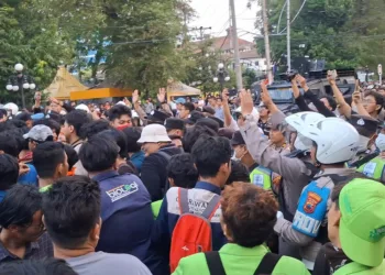 Massa mahasiswa yang tergabung dalam BEM Semarang Raya menggelar aksi demo di Jalan Pemuda Kota Semarang, Rabu, 26 Agustus 2026. (Syahril Muadz/Lingkarjateng.id)