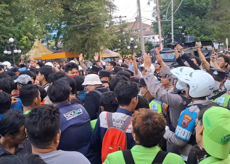 Massa mahasiswa yang tergabung dalam BEM Semarang Raya menggelar aksi demo di Jalan Pemuda Kota Semarang, Rabu, 26 Agustus 2026. (Syahril Muadz/Lingkarjateng.id)