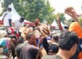 Warga berebut ayam gratis dalam aksi damai peternak ayam petelur di Alun-alun Kendal, Senin, 10 Agustus 2026. (Anik Kustiani/Lingkarjateng.id)