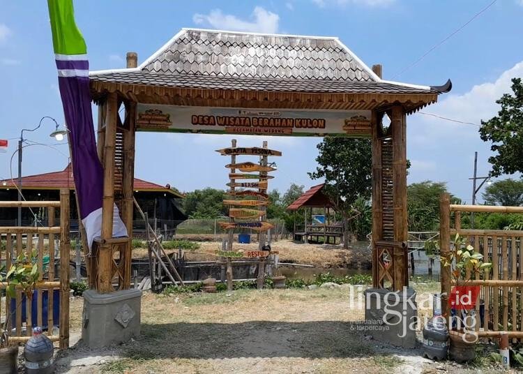 7 Desa Wisata Baru di Demak Kantongi SK Bupati, Kunjungan Digenjot Lewat TERAS DESA 25 Gapura masuk Desa Wisata Berahan Kulon, Kecamatan Wedung, Kabupaten Demak. (M. Burhanuddin Aslam/Lingkarjateng.id)