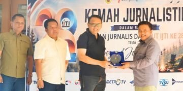 Ketua Komisi D DPRD Kabupaten Pati, Teguh Bandang Waluyo (kedua kiri), menghadiri HUT ke-28 Ikatan Jurnalis Televisi Indonesia (IJTI) yang diselenggarakan IJTI korda Muria Raya pada Sabtu, 8 Agustus 2026. (dok for Lingkarjateng.id)