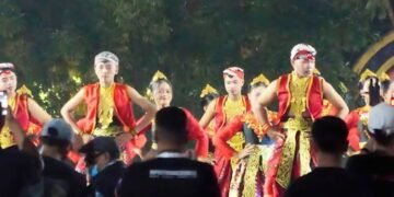 Suasana pertunjukan kesenian dalam karnaval budaya Adhiloka peringatan hari jadi ke-703 Kabupaten Pati di Alun-Alun Simpang Lima pada Sabtu, 8 Agustus 2026. (dok for Lingkarjateng.id)