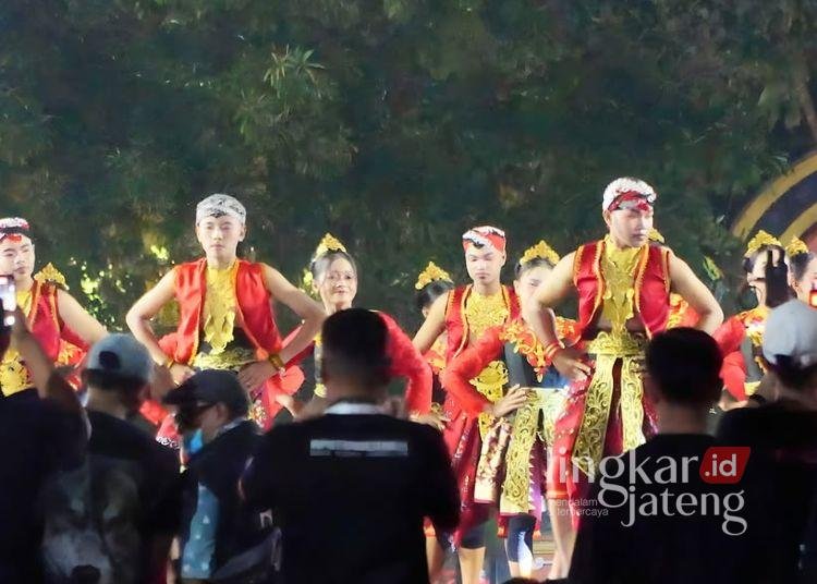 Suasana pertunjukan kesenian dalam karnaval budaya Adhiloka peringatan hari jadi ke-703 Kabupaten Pati di Alun-Alun Simpang Lima pada Sabtu, 8 Agustus 2026. (dok for Lingkarjateng.id)