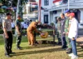 Wali Kota Salatiga Robby Hernawan memukul gong sebagai tanda dimulainya bulan dana PMI saat apel di halaman Kantor Pemkot, Senin, 31 Agustus 2026. (Prokompim Setda Salatiga/Lingkarjateng.id)
