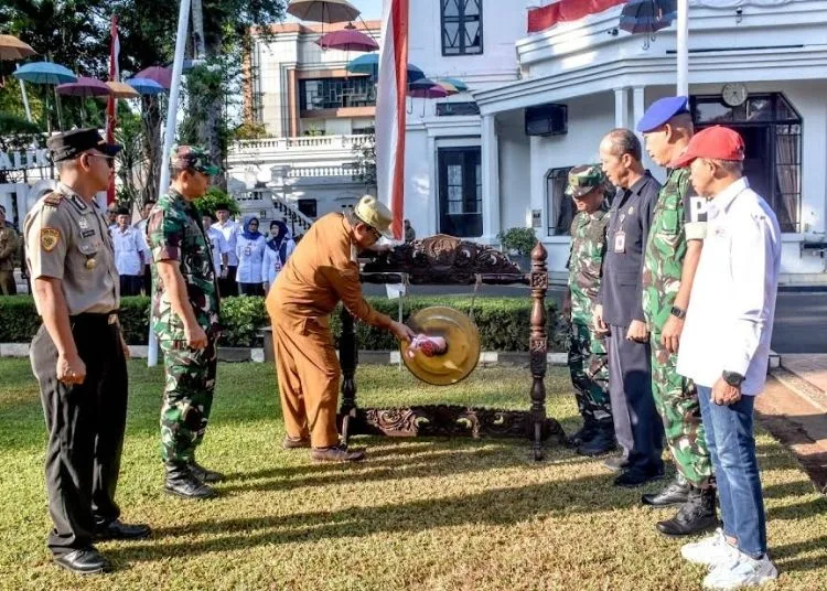 Wali Kota Salatiga Robby Hernawan memukul gong sebagai tanda dimulainya bulan dana PMI saat apel di halaman Kantor Pemkot, Senin, 31 Agustus 2026. (Prokompim Setda Salatiga/Lingkarjateng.id)