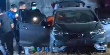 Polisi mengevakuasi pemilik konter HP di Ambarawa, Kabupaten Semarang yang ditemukan tewas di dalam mobil di Kabupaten Grobogan pada Kamis, 6 Agustus 2026. (dok Polres Semarang/Lingkarjateng.id)